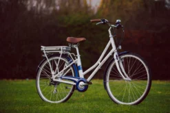 Pendleton Somerby Electric Hybrid Bike - White And Navy - 17", 19" Frames -Carrera Store 279718j scaled