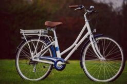 Pendleton Somerby Electric Hybrid Bike - White And Navy - 17", 19" Frames -Carrera Store 279718k