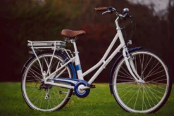 Pendleton Somerby Electric Hybrid Bike - White And Navy - 17", 19" Frames -Carrera Store 279718k scaled